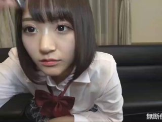 凤呤鸟唱猥琐哄骗年轻漂亮商务嫩模美女酒店拍摄时看见极品特色一线天嫩逼